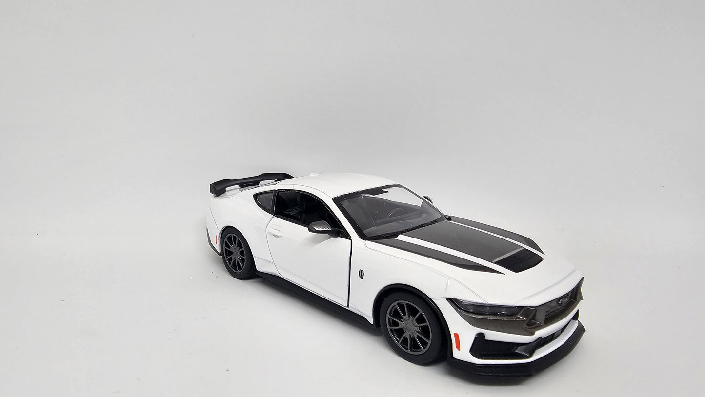 Ford Mustang Dark Horse (2024) Escala 1/38 Kinsmart