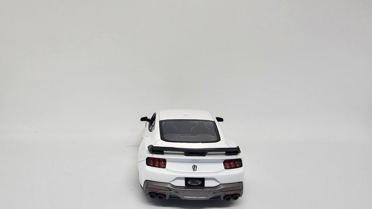 Ford Mustang Dark Horse (2024) Escala 1/38 Kinsmart