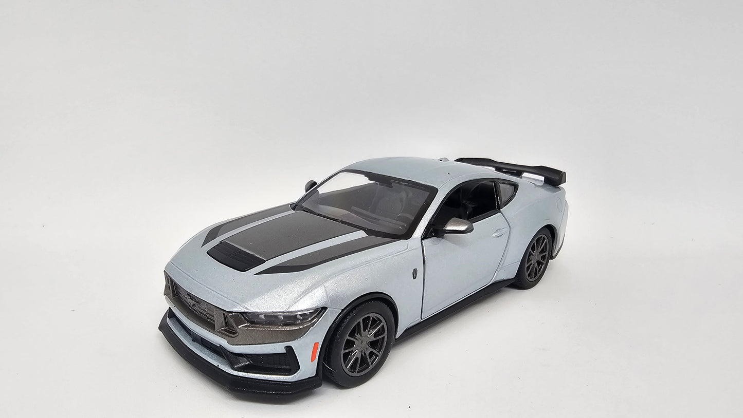 Ford Mustang Dark Horse (2024) Escala 1/38 Kinsmart