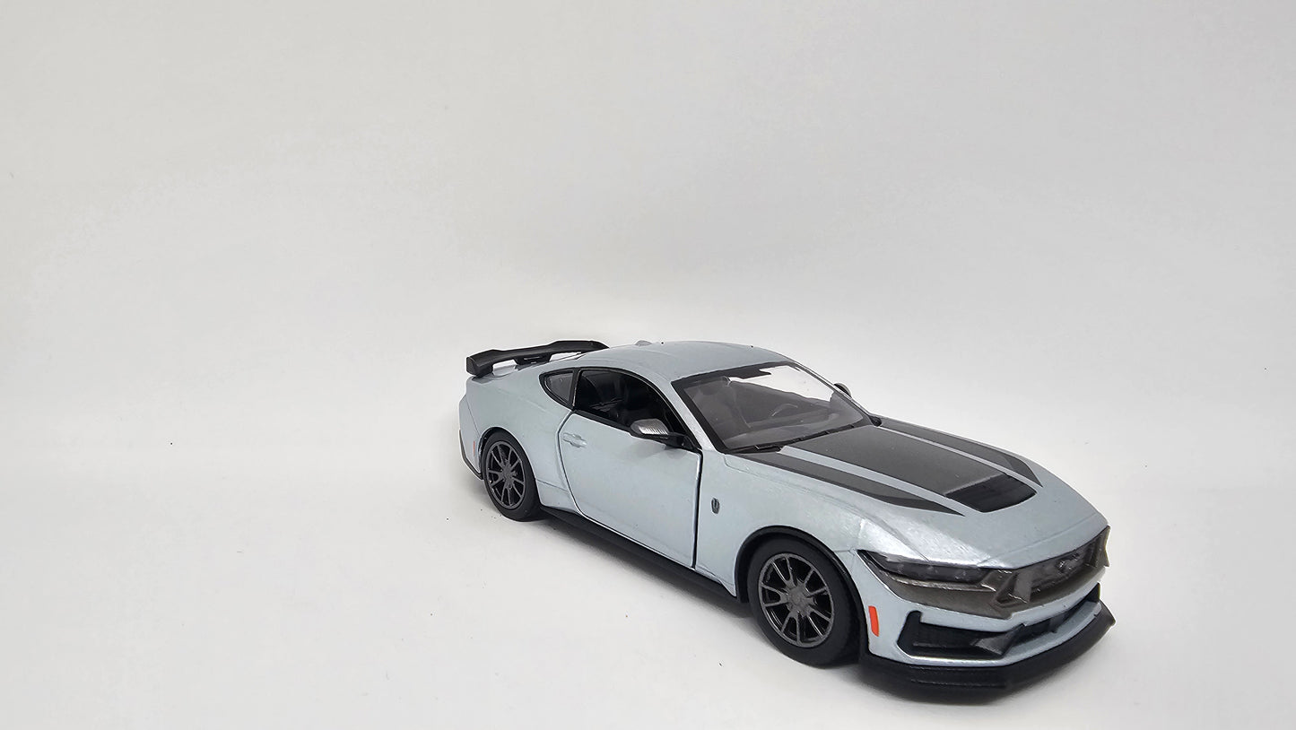 Ford Mustang Dark Horse (2024) Escala 1/38 Kinsmart