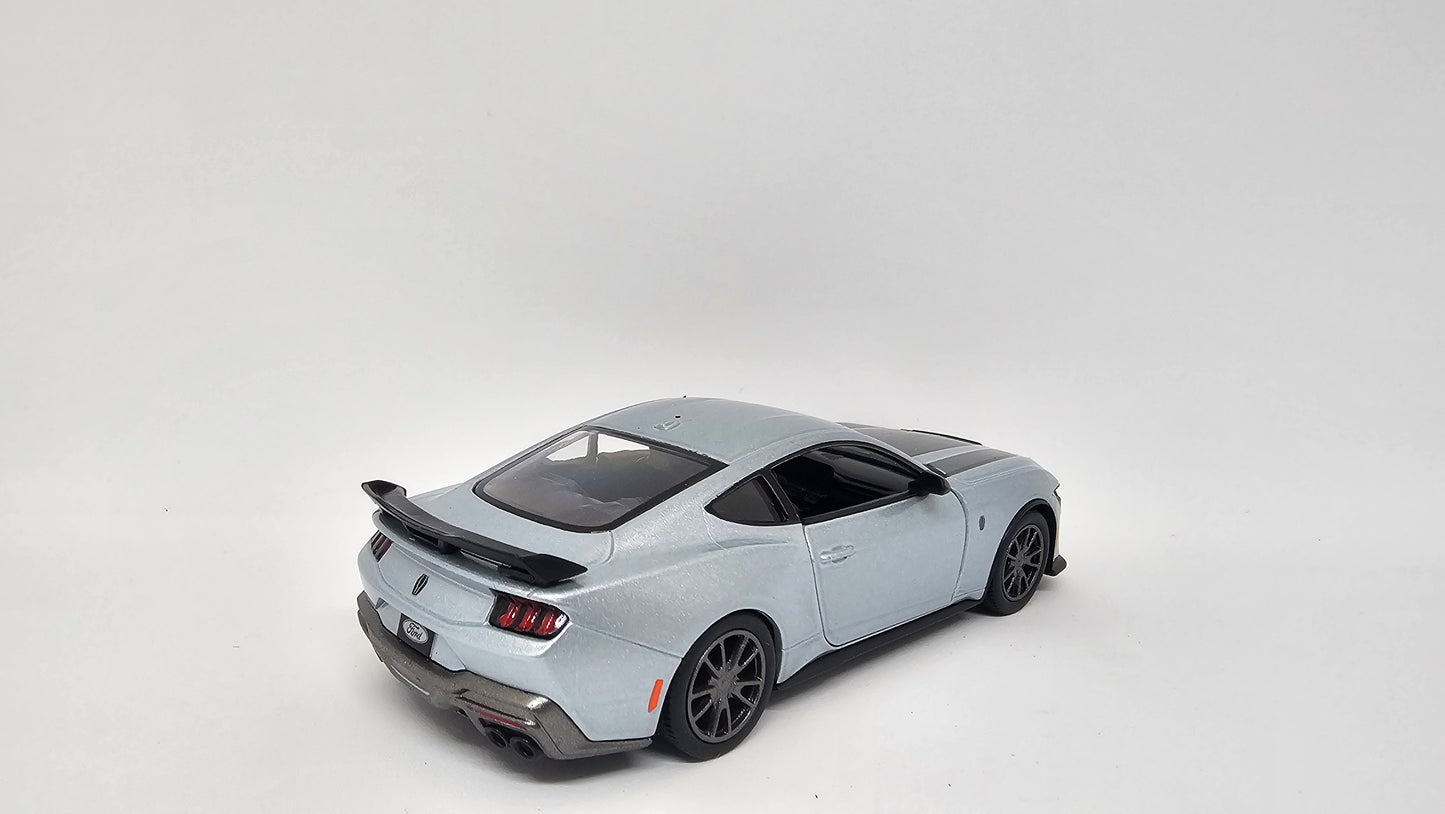 Ford Mustang Dark Horse (2024) Escala 1/38 Kinsmart