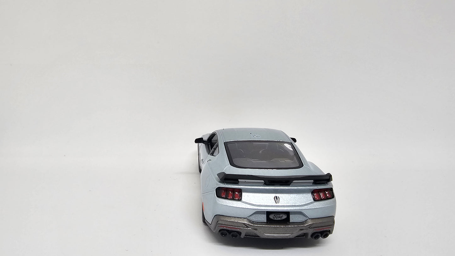 Ford Mustang Dark Horse (2024) Escala 1/38 Kinsmart