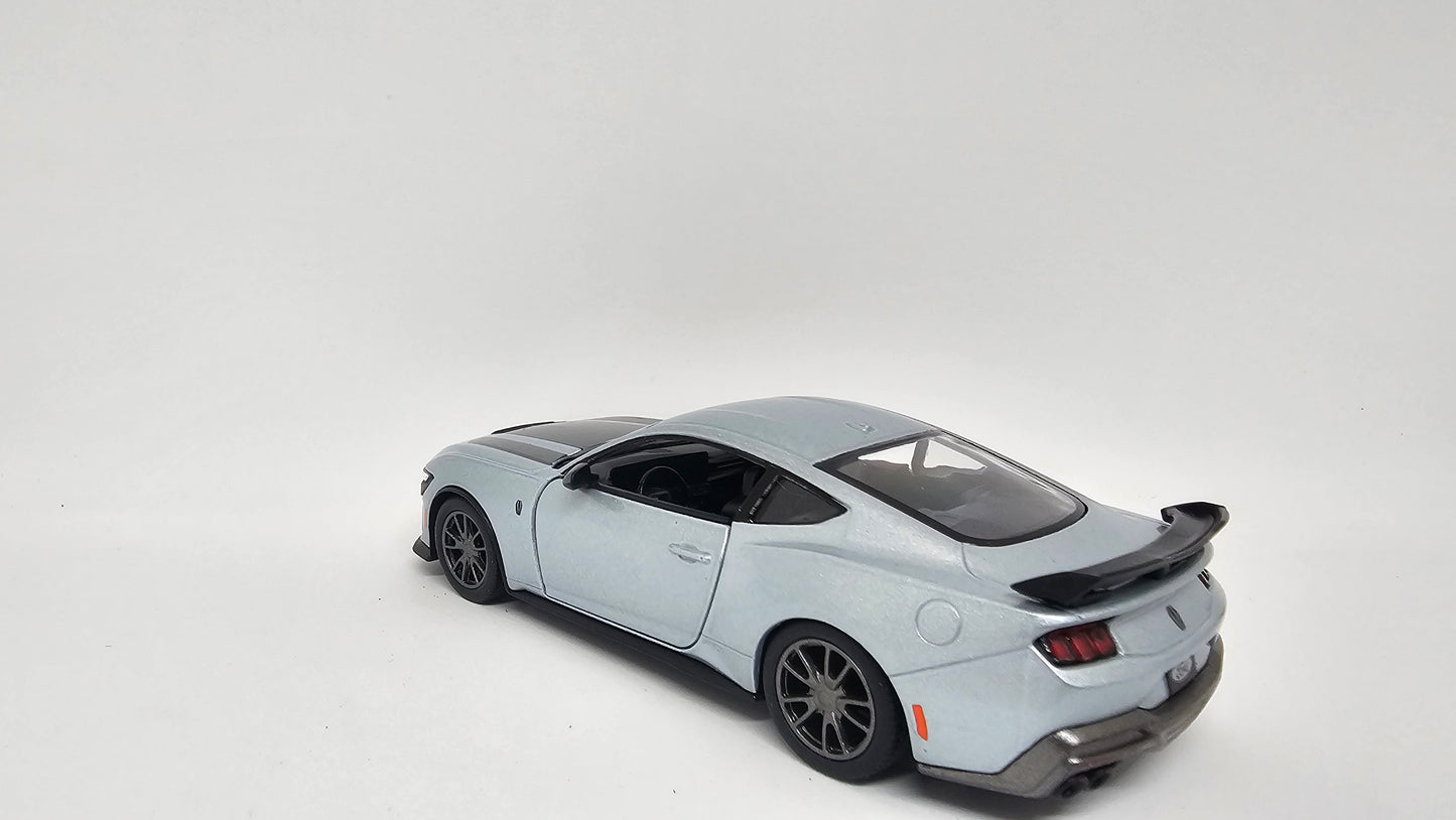 Ford Mustang Dark Horse (2024) Escala 1/38 Kinsmart