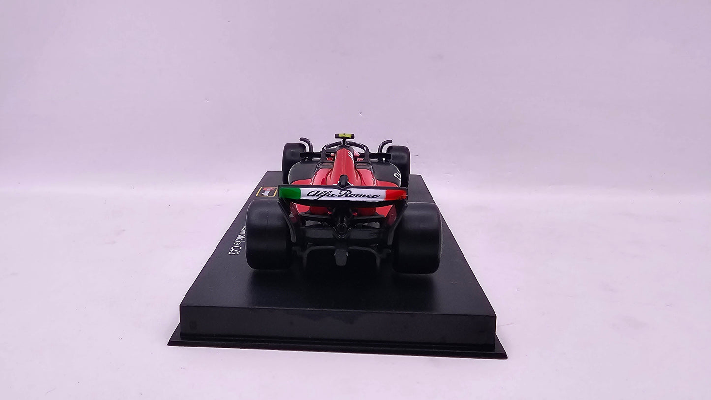 Alfa Romeo Formula 1 C43 #24 Guanyu Zhou - 2023 - F1 Burago Escala 1/43 C/Acrílico y Piloto