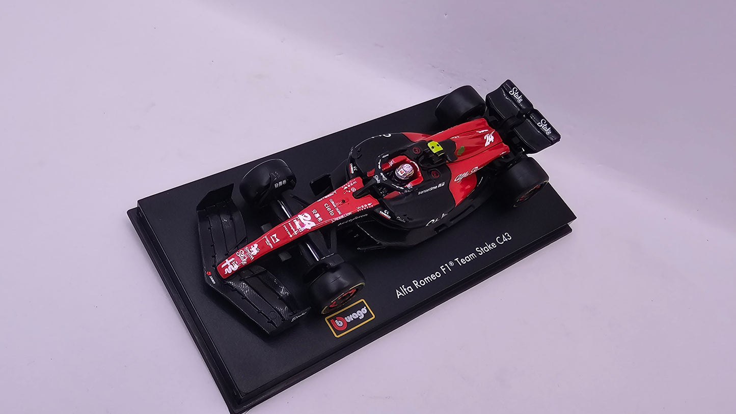 Alfa Romeo Formula 1 C43 #24 Guanyu Zhou - 2023 - F1 Burago Escala 1/43 C/Acrílico y Piloto