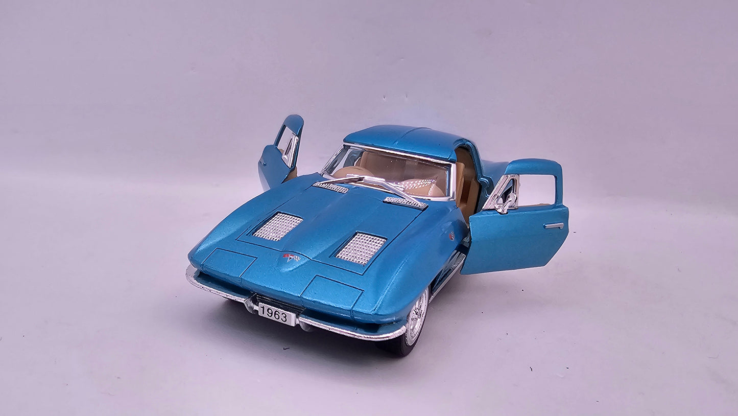 Chevrolet Corvette Sting Ray 1963 - Escala 1/36 - Kinsmart - (Sin caja)