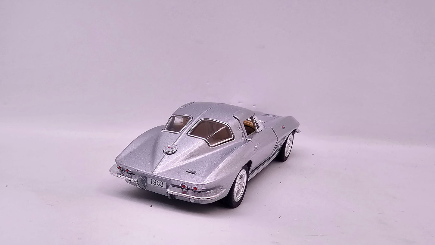 Chevrolet Corvette Sting Ray 1963 - Escala 1/36 - Kinsmart - (Sin caja)
