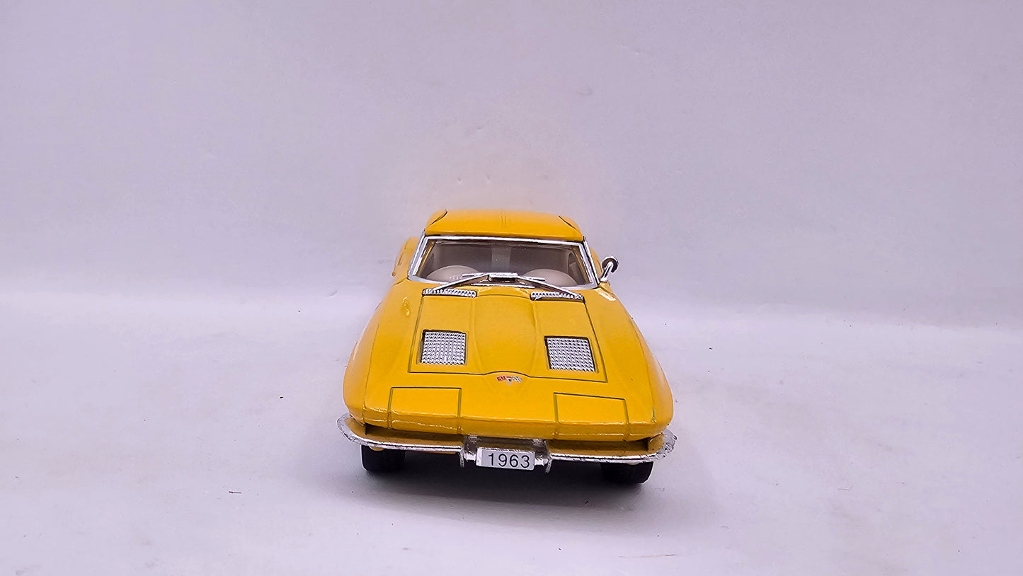 Chevrolet Corvette Sting Ray 1963 - Escala 1/36 - Kinsmart - (Sin caja)