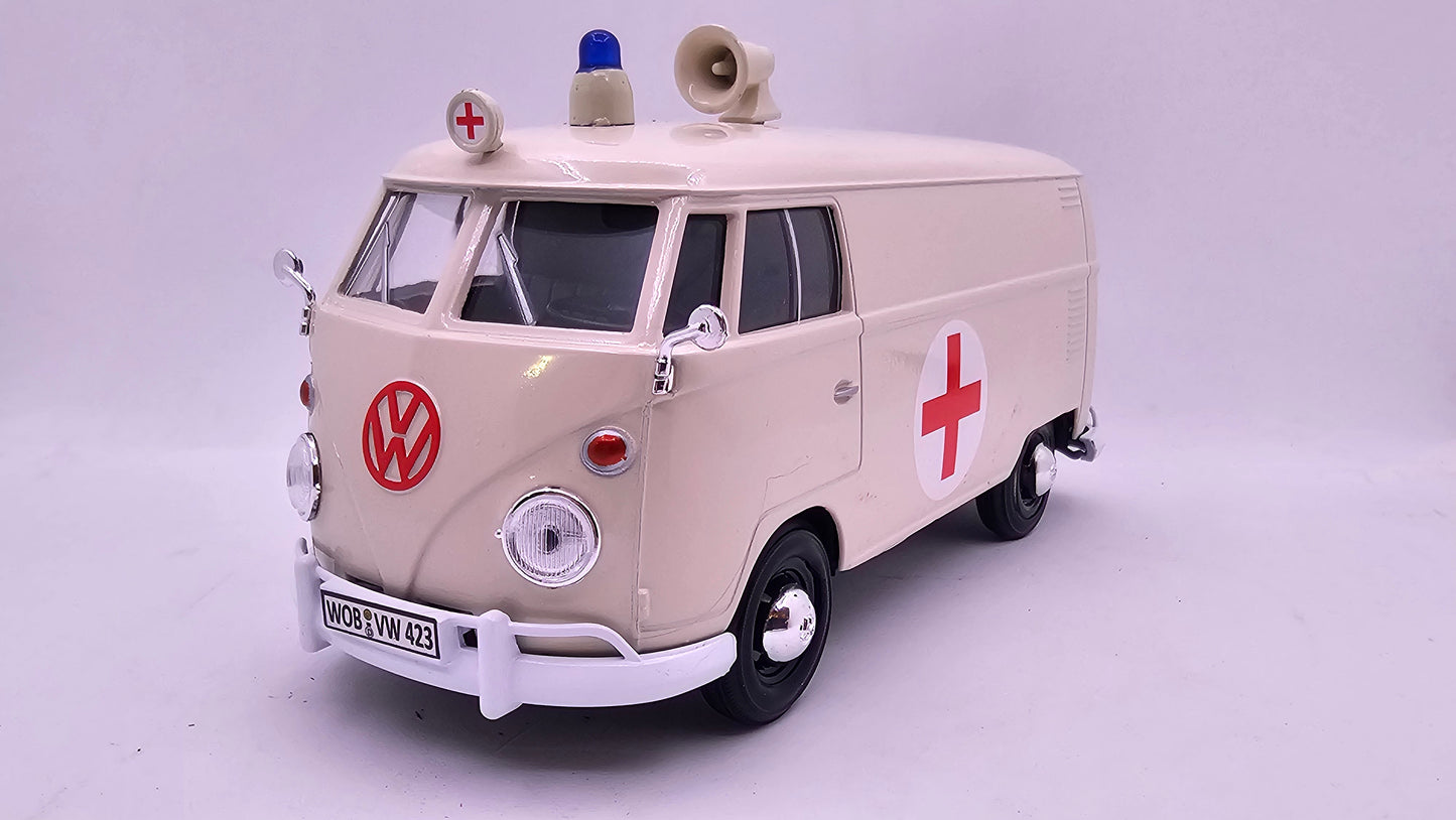 Volkswagen Type 2 Delivery Van Ambulancia - Escala 1/24 - MotorMax - (Sin caja)