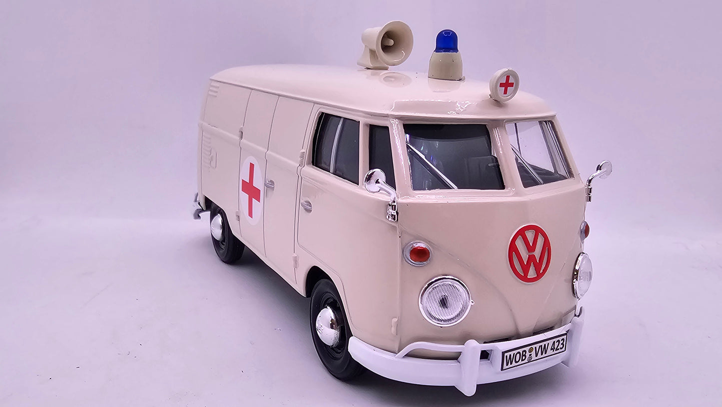 Volkswagen Type 2 Delivery Van Ambulancia - Escala 1/24 - MotorMax - (Sin caja)