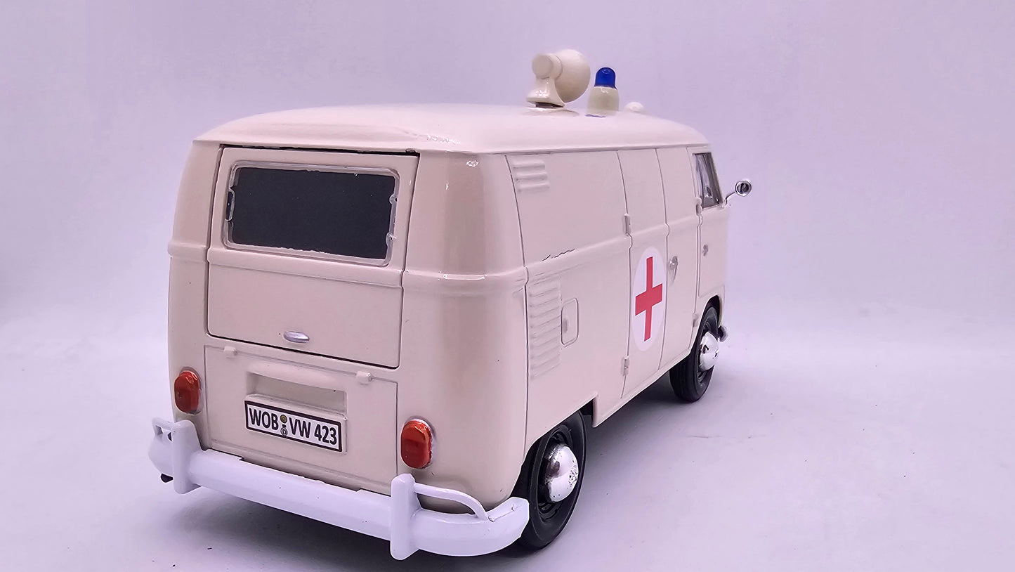 Volkswagen Type 2 Delivery Van Ambulancia - Escala 1/24 - MotorMax - (Sin caja)