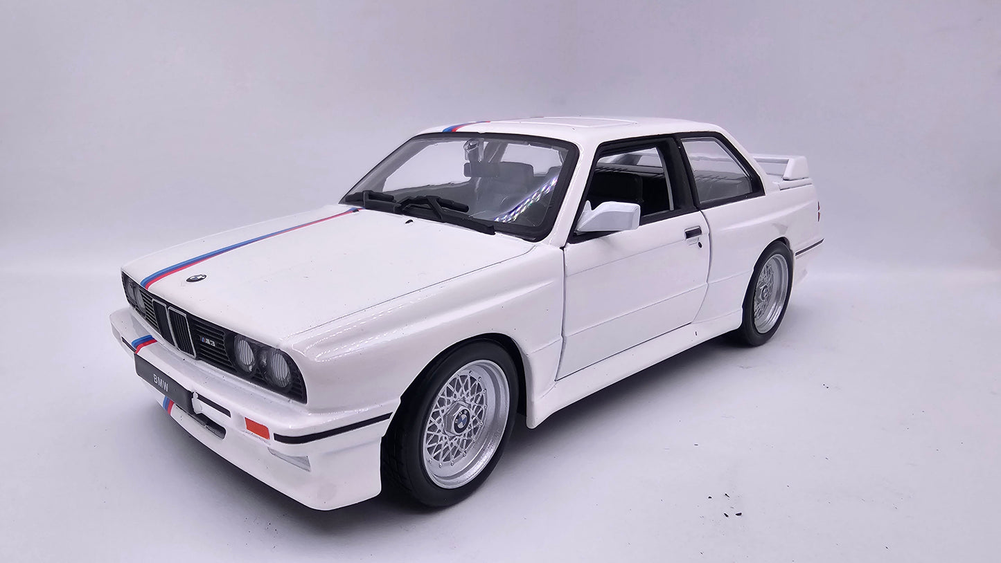 BMW Serie 3 M3 (E30) 1988 - Escala 1/24 - BURAGO (sin caja)