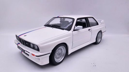 BMW Serie 3 M3 (E30) 1988 - Escala 1/24 - BURAGO (sin caja)