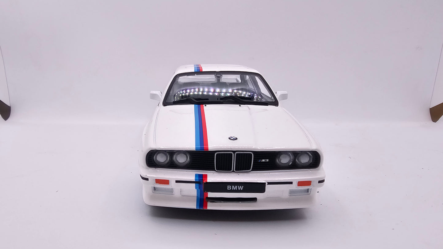 BMW Serie 3 M3 (E30) 1988 - Escala 1/24 - BURAGO (sin caja)