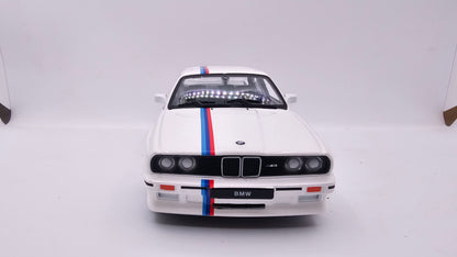 BMW Serie 3 M3 (E30) 1988 - Escala 1/24 - BURAGO (sin caja)