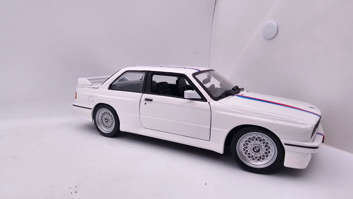 BMW Serie 3 M3 (E30) 1988 - Escala 1/24 - BURAGO (sin caja)
