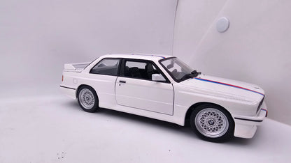 BMW Serie 3 M3 (E30) 1988 - Escala 1/24 - BURAGO (sin caja)