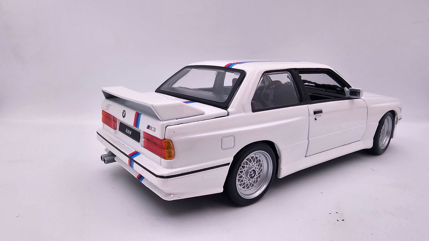 BMW Serie 3 M3 (E30) 1988 - Escala 1/24 - BURAGO (sin caja)