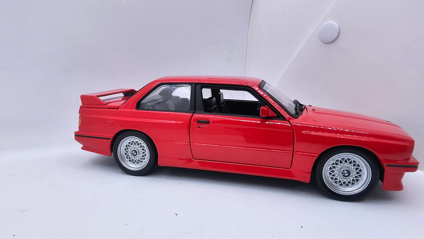 BMW Serie 3 M3 (E30) 1988 - Escala 1/24 - BURAGO (sin caja)