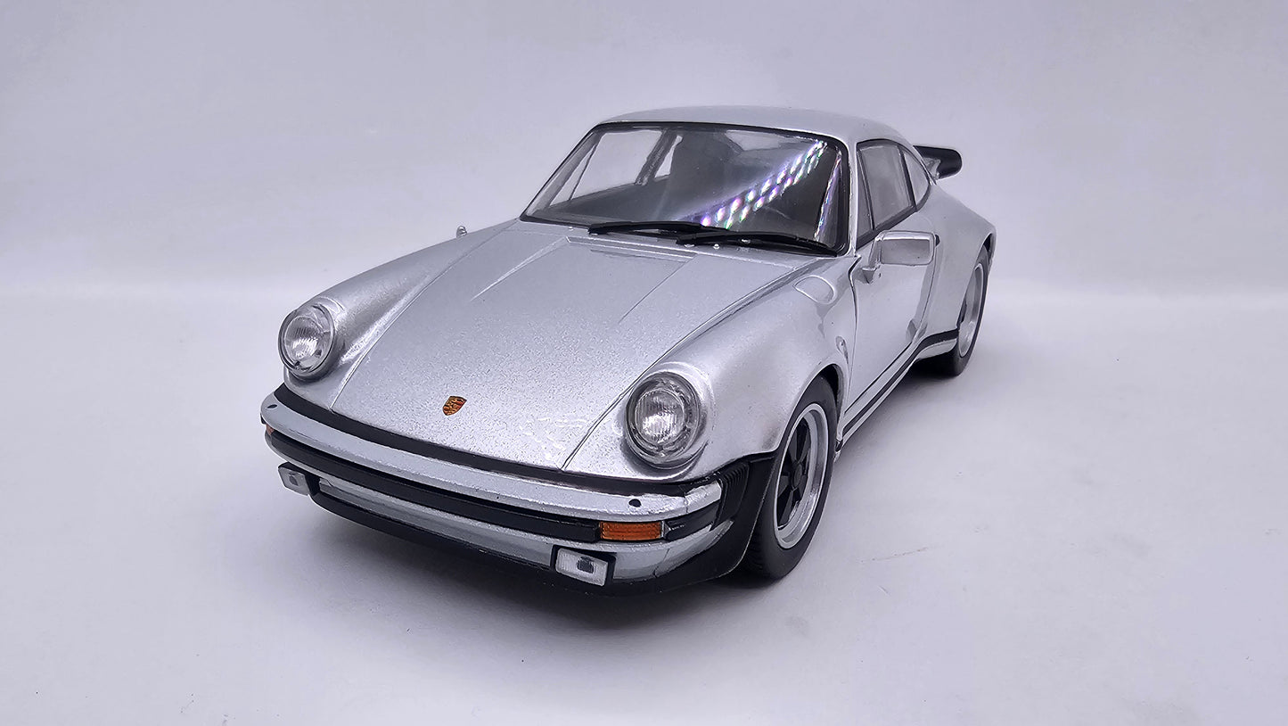 Porsche 911 Turbo - Escala 1/24 - Welly - (Sin caja)