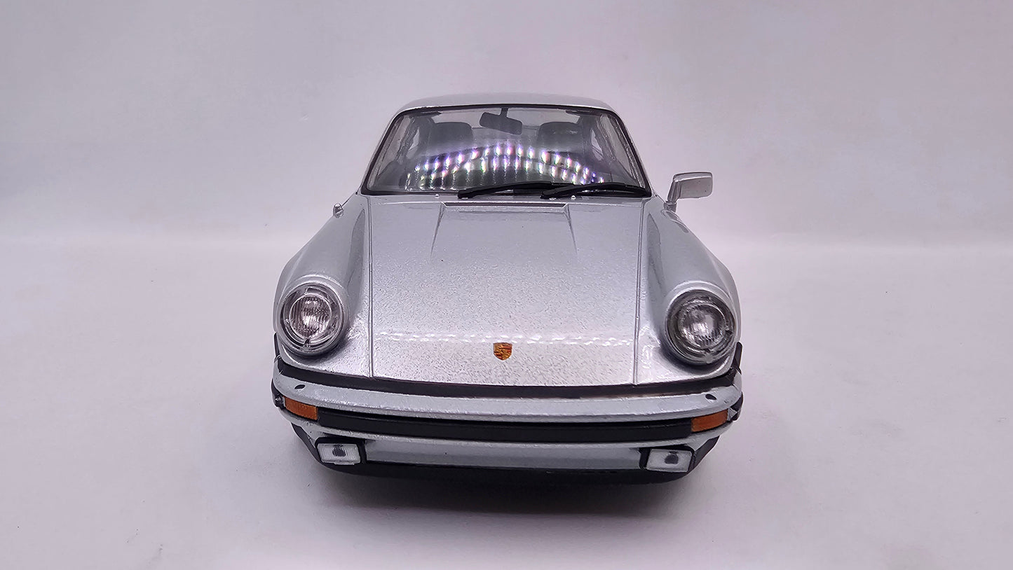 Porsche 911 Turbo - Escala 1/24 - Welly - (Sin caja)