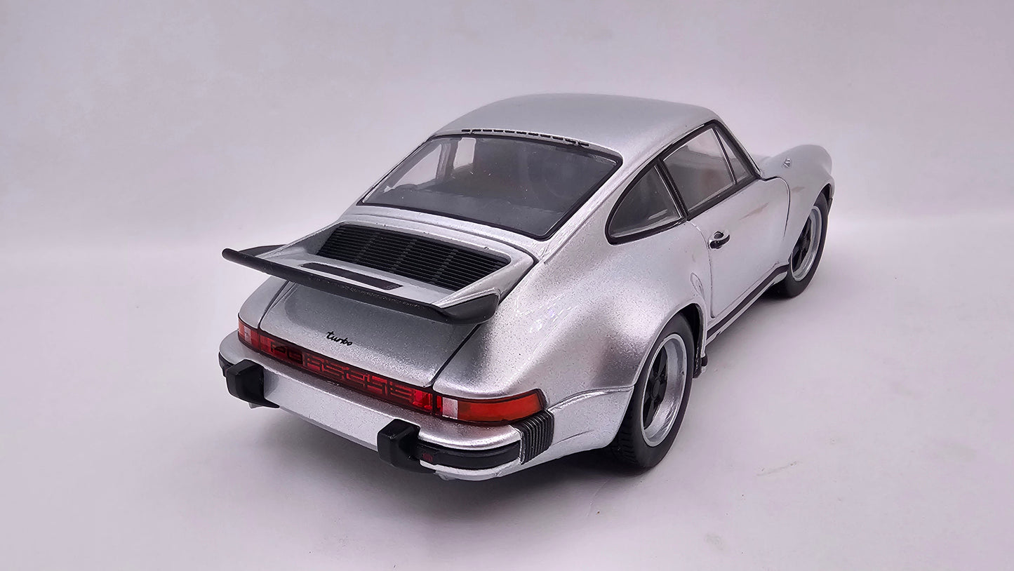Porsche 911 Turbo - Escala 1/24 - Welly - (Sin caja)