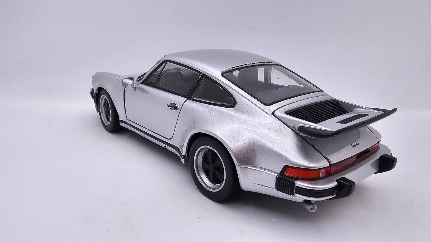 Porsche 911 Turbo - Escala 1/24 - Welly - (Sin caja)