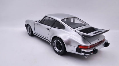 Porsche 911 Turbo - Escala 1/24 - Welly - (Sin caja)