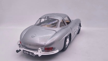 Mercedes Benz 300 SL 1954 - Escala 1/24 - Burago - (Sin caja)