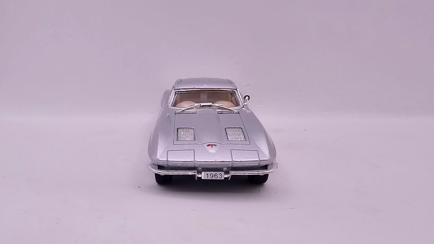 Chevrolet Corvette Sting Ray 1963 - Escala 1/36 - Kinsmart - (Sin caja)