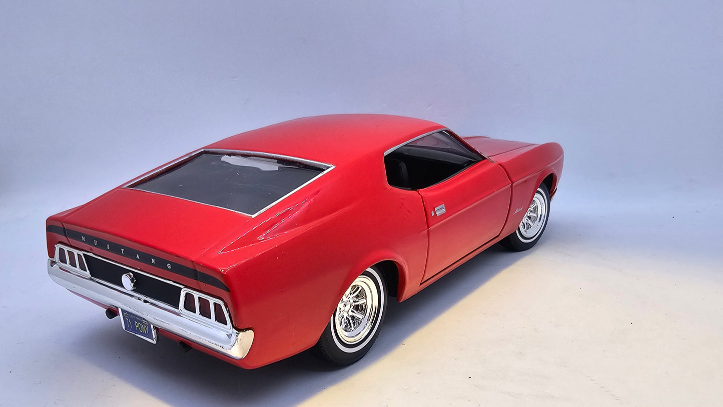 Ford Mustang SportsRoof 1971 - Escala 1/24 - MotorMax - (Sin caja)
