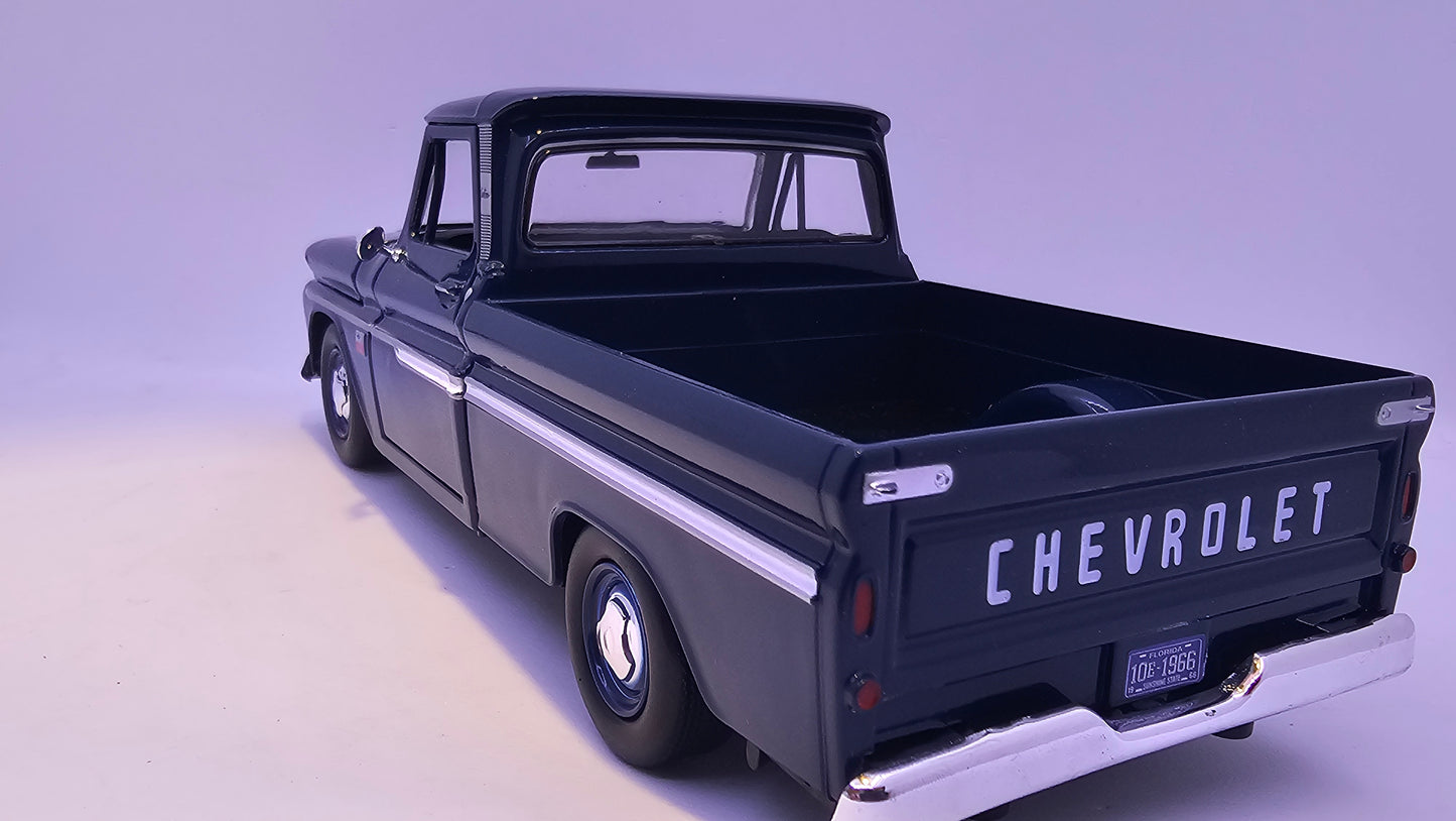 Chevy C10 Pickup 1966 - Escala 1/24 - MotorMax - (Sin caja)