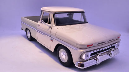 Chevy C10 Pickup 1966 - Escala 1/24 - MotorMax - (Sin caja)