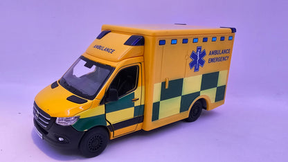 Mercedes Benz Sprinter Ambulancia - Escala 1/48 - Kinsmart - (Sin caja)