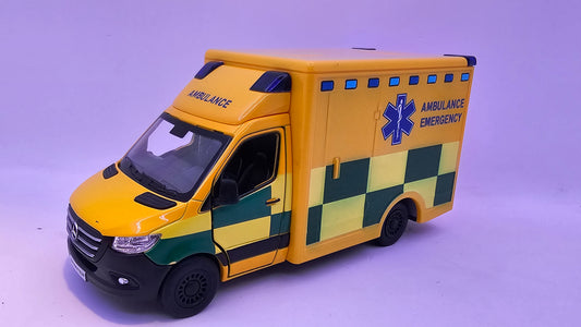 Mercedes Benz Sprinter Ambulancia - Escala 1/48 - Kinsmart - (Sin caja)