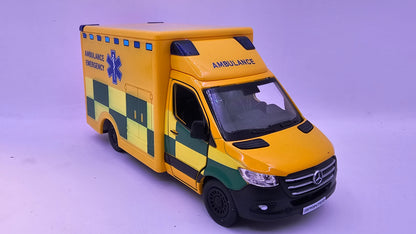Mercedes Benz Sprinter Ambulancia - Escala 1/48 - Kinsmart - (Sin caja)