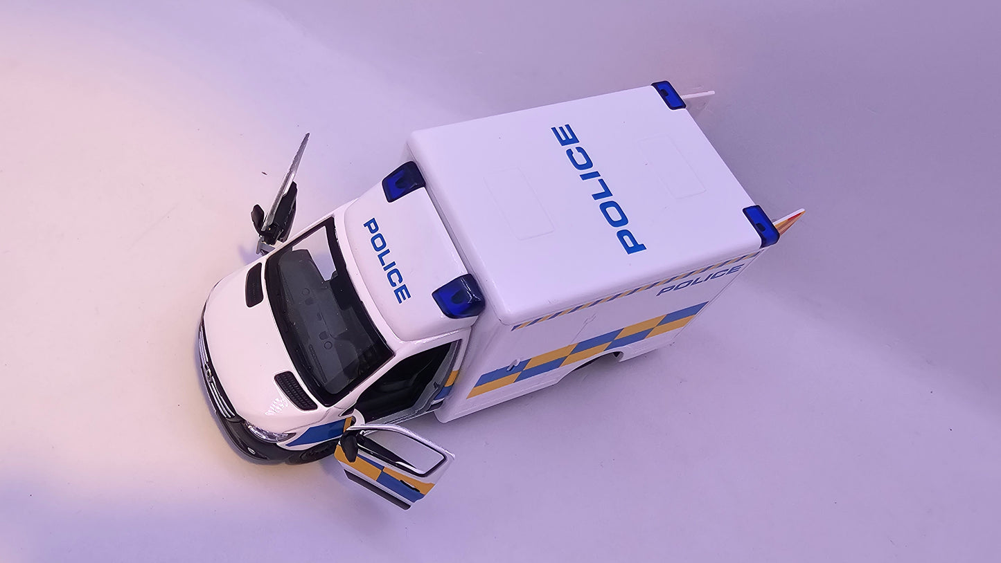 Mercedes Benz Sprinter Policia - Escala 1/48 - Kinsmart - (Sin caja)