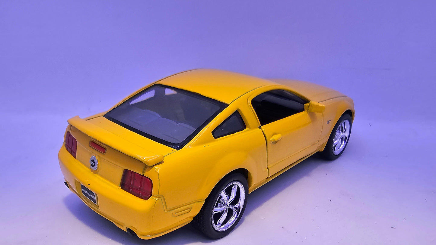 Ford Mustang GT 2006 - Escala 1/38 - Kinsmart - (Sin caja)