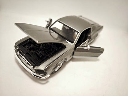 Ford Mustang GT 1967 - Escala 1/24 - Maisto - (Sin caja)