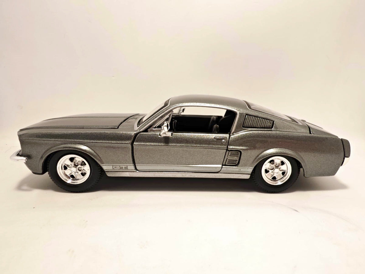 Ford Mustang GT 1967 - Escala 1/24 - Maisto - (Sin caja)
