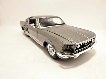 Ford Mustang GT 1967 - Escala 1/24 - Maisto - (Sin caja)