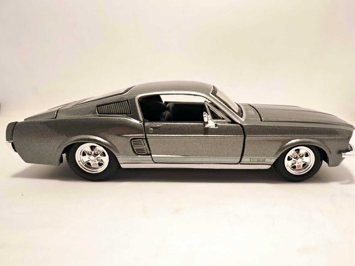 Ford Mustang GT 1967 - Escala 1/24 - Maisto - (Sin caja)