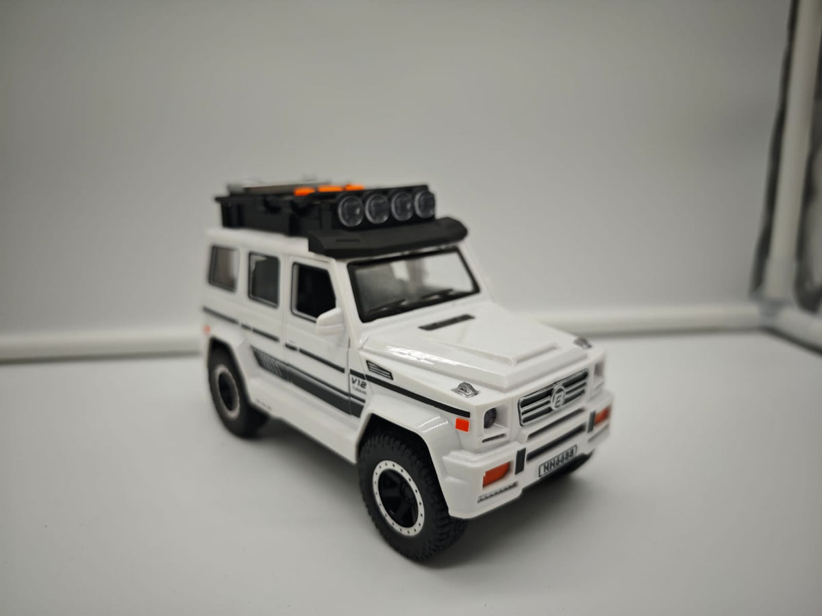 Mercedes Benz Clase G - Escala 1/24 - Plastico c/Luz y Sonido - No License (sin caja)