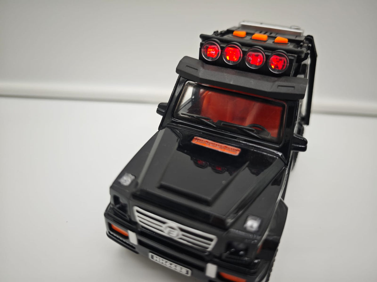 Mercedes Benz Clase G - Escala 1/24 - Plastico c/Luz y Sonido - No License (sin caja)