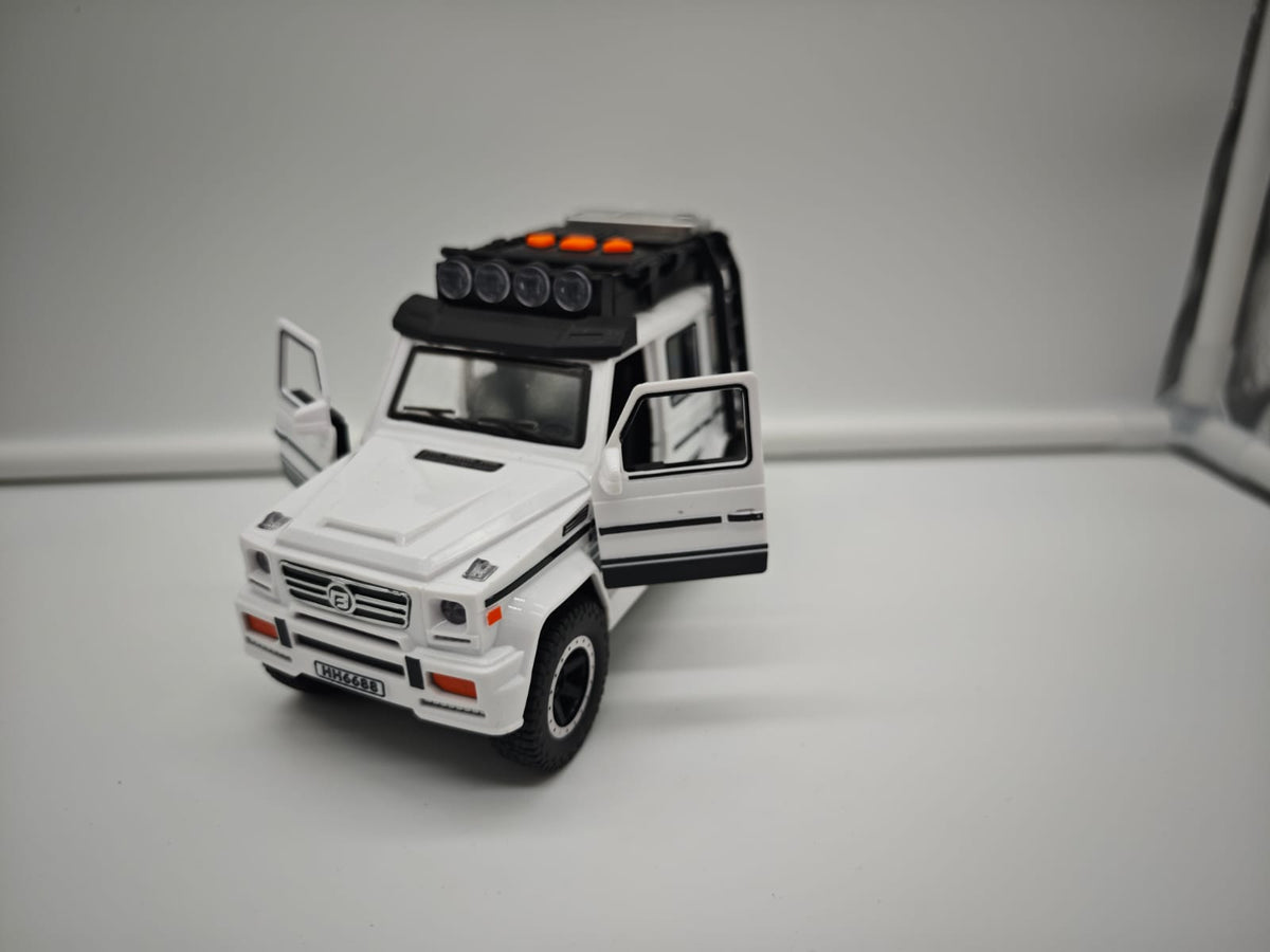 Mercedes Benz Clase G - Escala 1/24 - Plastico c/Luz y Sonido - No License (sin caja)