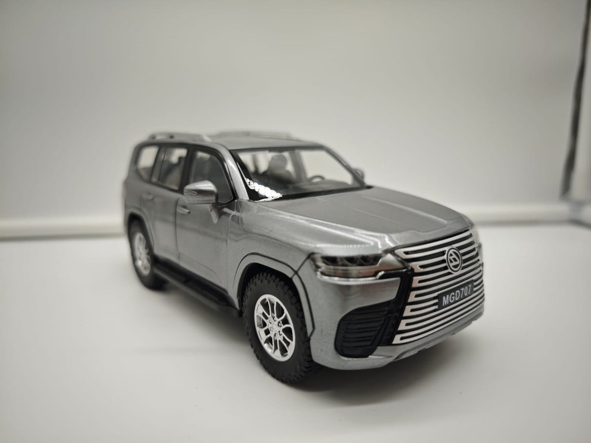 Toyota Land Cruiser 300 - Escala 1/24 - Plastico c/Luz y Sonido - No License (sin caja)