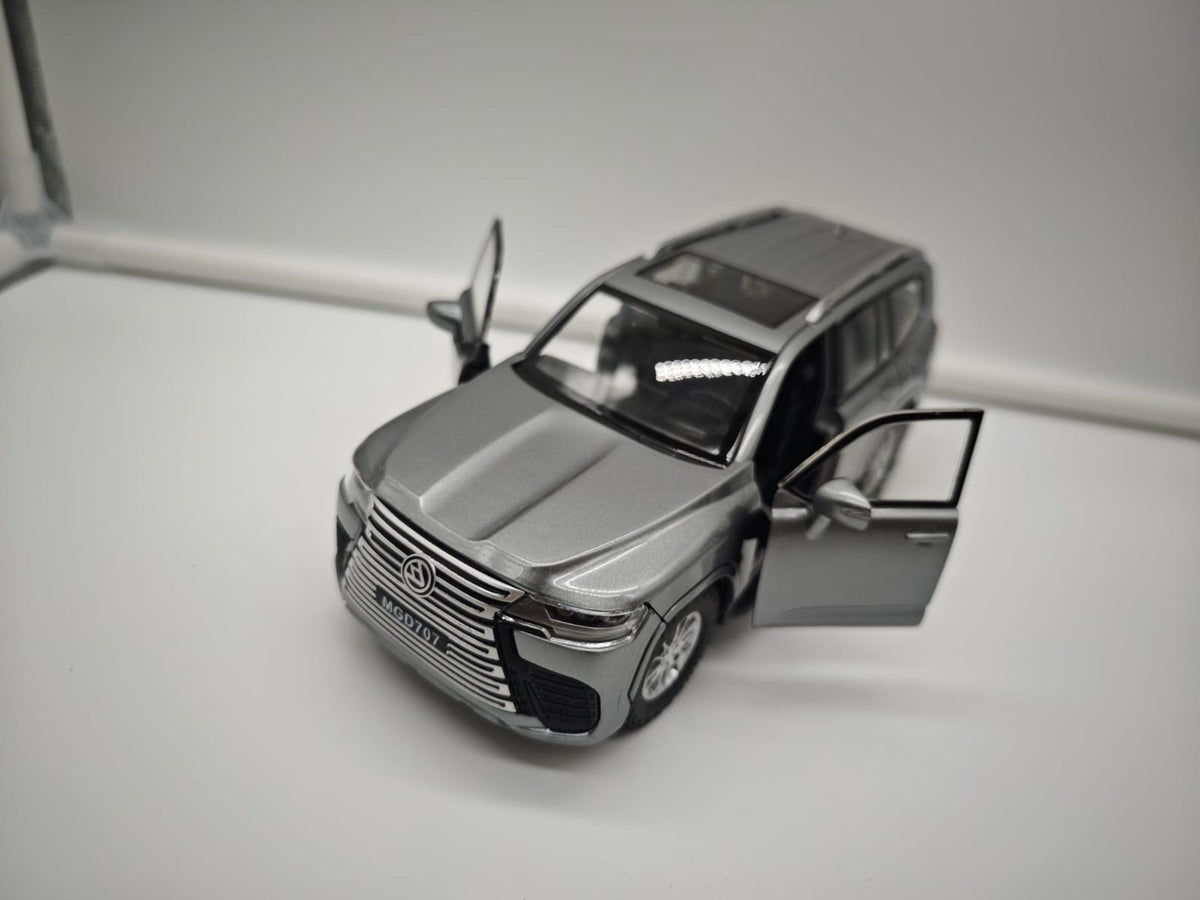 Toyota Land Cruiser 300 - Escala 1/24 - Plastico c/Luz y Sonido - No License (sin caja)
