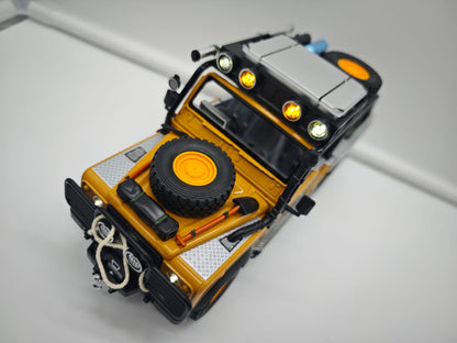 Land Rover Defender 110 Pickup Camel Trophy - Escala 1/24 - c/Luz y Sonido - (sin caja)