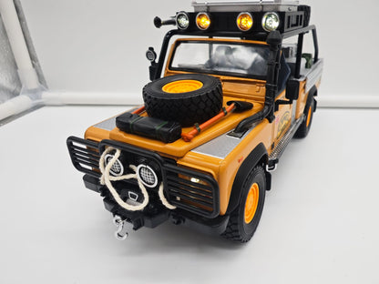 Land Rover Defender 110 Pickup Camel Trophy - Escala 1/24 - c/Luz y Sonido - (sin caja)