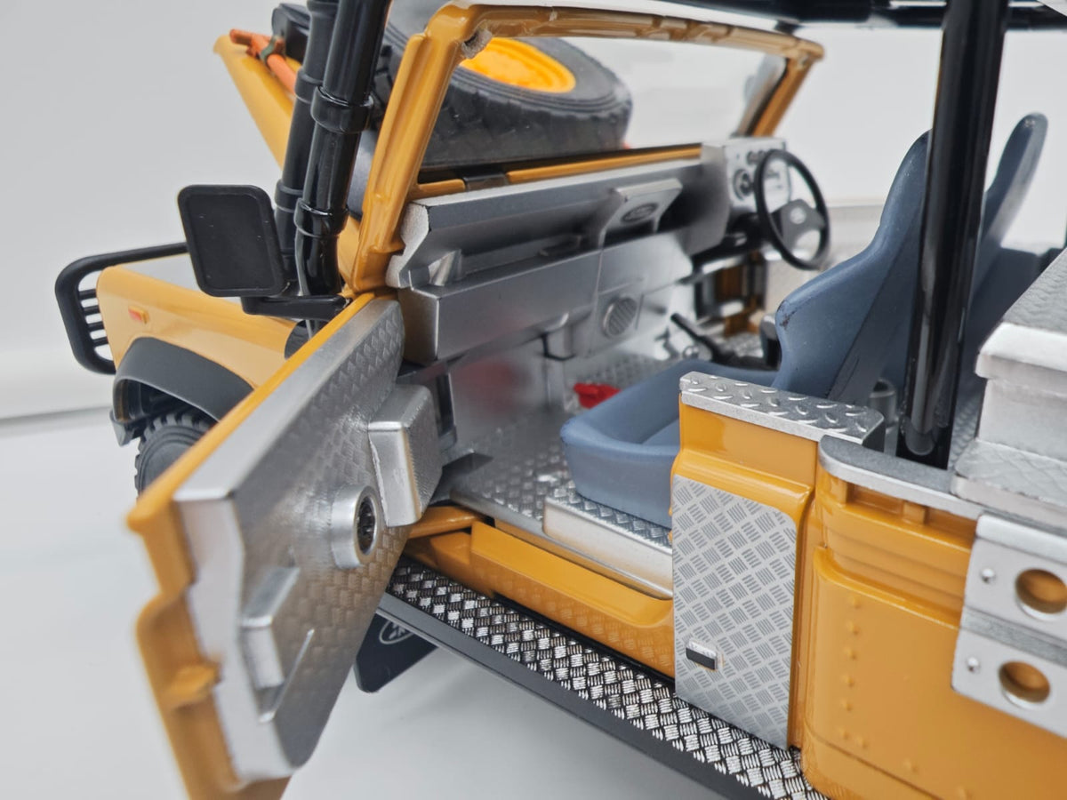 Land Rover Defender 110 Pickup Camel Trophy - Escala 1/24 - c/Luz y Sonido - (sin caja)